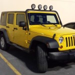 Rencontres inattendues: Jeep Wrangler Sport jaune.
