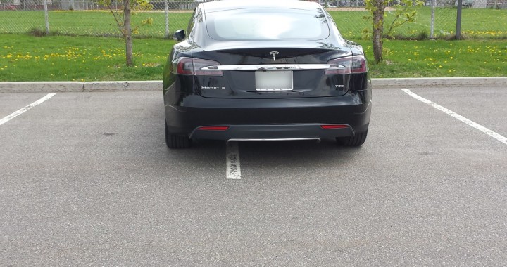 Tesla parké tout croche à Dorval