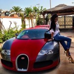 Laisseriez-vous cette femme s'asseoir sur votre Bugatti Veyron?