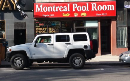 Un Hummer devant Montreal Pool Room à Montréal